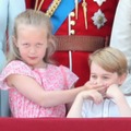 ジョージ王子、“女王の誕生日パレード”ではとこに口をふさがれる！・画像