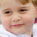 ジョージ王子、5歳の記念ポートレートを公開！大人びたポージングに注目・画像