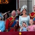 英王室、クリスマスカードの家族写真を公開！ルイ王子の成長ぶりに驚きの声・画像