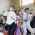 三吉彩花、ムロツヨシの歌声にも反応してしまう…歌って踊る『ダンスウィズミー』予告・画像