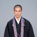 伊藤英明が2年伸ばした髪をバッサリ“僧侶姿”公開、追加キャストも・画像