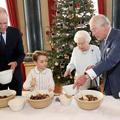 ジョージ王子がクリスマスケーキ作りのお手伝い！英王室4世代の集合写真公開・画像