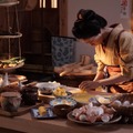松本穂香、包丁さばきから料理に奮闘『みをつくし料理帖』メイキング映像・画像