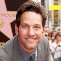 『アントマン』ポール・ラッド、雨の中投票した人たちにクッキーを配り歩く・画像
