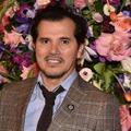 ジョン・レグイザモ、“色白のラテン系”でいるために「日光を避けていた」と明かす・画像