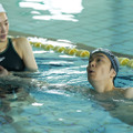 長谷川博己の困惑する姿に綾瀬はるかの笑顔…『はい、泳げません』様々な表情とらえた水泳スチール・画像