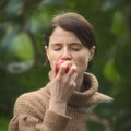 ジェシー・バックリーが禁断の果実“林檎”を頬張る『MEN 同じ顔の男たち』新場面写真・画像