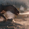巨大恐竜がアダム・ドライバーに襲い掛かる！『65／シックスティ・ファイブ』場面写真・画像
