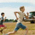 『CLOSE／クロース』色彩鮮やかな花畑を駆ける少年2人の冒頭映像解禁・画像