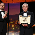 第78回カンヌ国際映画祭開幕！名誉パルムドール受賞のロバート・デ・ニーロをディカプリオが称賛・画像