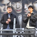 山田裕貴＆佐藤二朗、雨の新宿でサプライズ街頭演説「“『爆弾』観た？ヤバいよ！”自然と広まっていく気がして」・画像