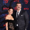 ミリー・ボビー・ブラウン、「いじめ告発報道」のデヴィッド・ハーバーと「ストレンジャー・シングス」プレミアでハグ・画像