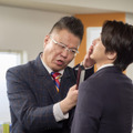 山下智久、泥だらけ＆胸ぐらをつかまれる姿、さらには一触即発!?『正直不動産』場面写真・画像