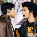 水上恒司＆東方神起 ユンホ、一触即発のにらみ合い『TOKYO BURST-犯罪都市-』“新宿サバイバル”カット一挙解禁・画像