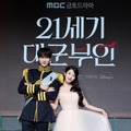 「21世紀の大君夫人」最も視聴された韓国ドラマに！「眼福カップル」IU×ビョン・ウソクのインタビュー＆吹替え版予告編到着・画像