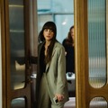 知的スタイルから華やかドレス姿まで『マテリアリスト 結婚の条件』ダコタ・ジョンソン”ルーシー”のファッションに注目・画像