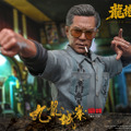 『トワイライト・ウォリアーズ』より、ルイス・クー演じる「龍兄貴」がフィギュアに！ 叉焼飯などアクセサリーも充実・画像