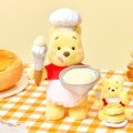 プーさんがコック帽をかぶってやる気満々！ 新コレクション「POOH HUNNY DAY 2026」発売・画像