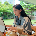 女優ペ・スジが東京で“のんびり”。公園やカフェで過ごす飾らない姿が「癒される」と反響！・画像