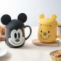 ミッキー＆プーさんの耳型フタがかわいい！「蓋付フェイスマグ」11月2日発売・画像