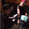 ジャスティン・ビーバー、バンクシーのタトゥーを入れる・画像